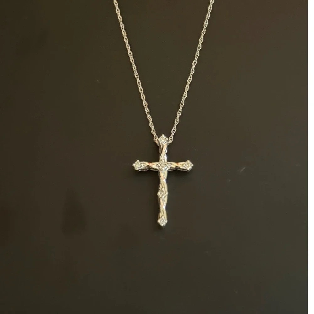 10k White Gold Diamond Twisted Cross Pendant Necklace 18 Inch Chain 1.3g